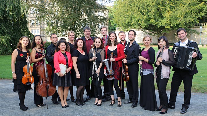 Das Ensemble vinorosso in der 15-er Besetzung verspricht am 12.07. im Marta-Forum einen spannenden und sehr lebendigen musikalisch-literarischen Abend