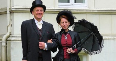 Angelehnt an die historischen Vorbilder trägt das „Ehepaar Steinmeister“ bei seinen Spaziergängen durchaus „standesgemäße“ Kleidung.