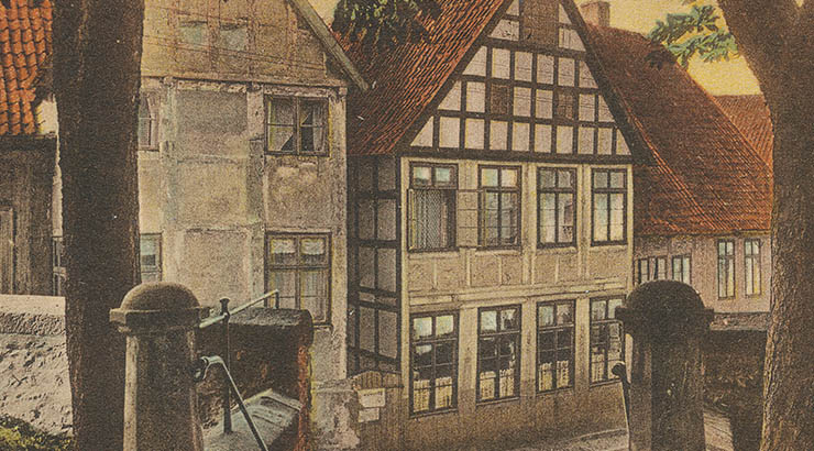 Ein Bild aus längst vergangenen Tagen. Blick über die ehemalige Kirchhoftreppe auf die Häuser Rahning und Dahlkötter, dem heutigen Standesamt an der Bahnhofstraße.