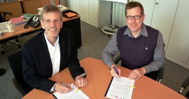 Unterschreiben gemeinsam den Kooperationsvertrag für Muttersprachliche Assistenten: (v.l.) Norbert Burmann (Dezernent Kreis Herford) und Richard Knoke (Vorstand des Herforder Caritasverbandes)