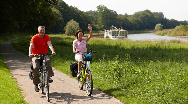 Radfahrer am Weser-Radweg "obs/Weserbergland Tourismus e.V."
