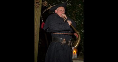 Neben Hellbarde und Laterne zählte ein Horn – in das das Bünder Original Friedrich „Papa“ Frentrup hier zu stoßen versucht – stets zur Ausrüstung der historischen Nachtwächter. (Foto: A. Klüter)