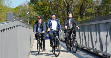 Haben die neue Elsebrücke in Kirchlengern offiziell eröffnet und dann auch noch mit dem Rad überquert: Landrat Jürgen Müller, und die Bürgermeister Rüdiger Meier (Kirchlengern) und Bernd Poggemöller (Löhne)