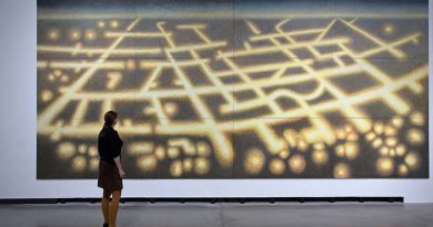 Ausstellungsansicht: Silke Silkeborg, Beleuchtung der Welt, 2015 - 2018, Leinwand aus 12 Panelen, 360 x 800 cm, Foto: Hans Schröder © VG Bild-Kunst, Bonn 2019
